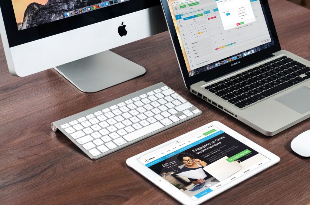 Packs accompagnements A sleek office desk setup featuring Apple devices: iMac, MacBook, and iPad.